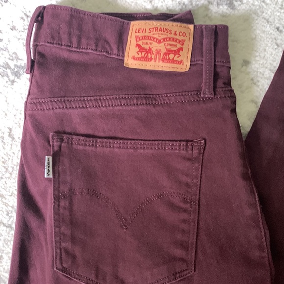 EUC Levi’s purple slimming skinny jeans - Picture 2 of 5